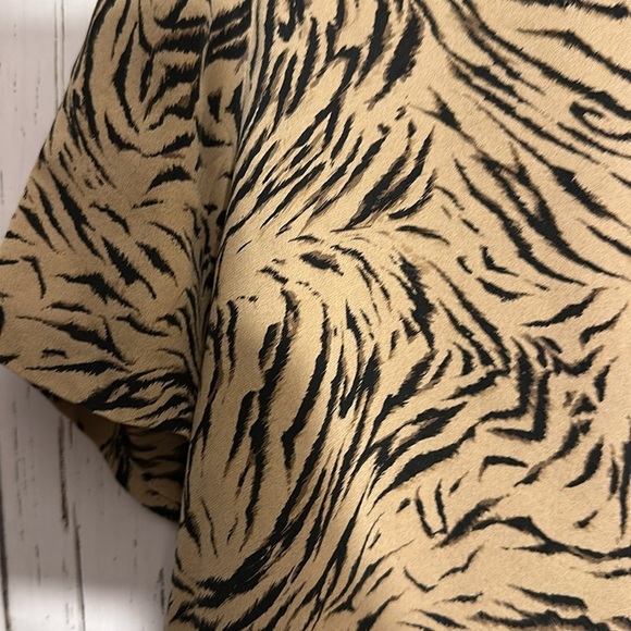 Due per Due 100% Silk Brown Animal Print Flowy Short Sleeve Blouse Size 16 - Picture 2 of 3